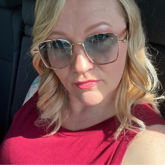 Meet your Posher, Jennifer - Picture 1 of 1